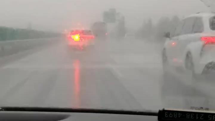 大雨赴校路：牵挂随车流