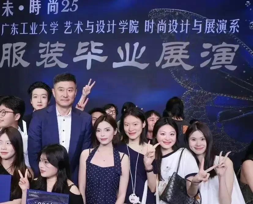 杜锋今年夏天业务挺多的！前两天耐高，昨天时装秀，近日，他现身广东工业大学服装毕业