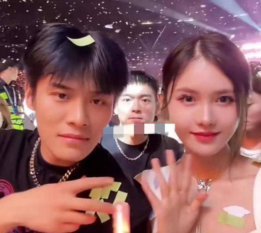 那些为小杨嫂感到心疼的网友或许可以稍稍放下心来了。别以为她整日躲在被窝里默默垂泪