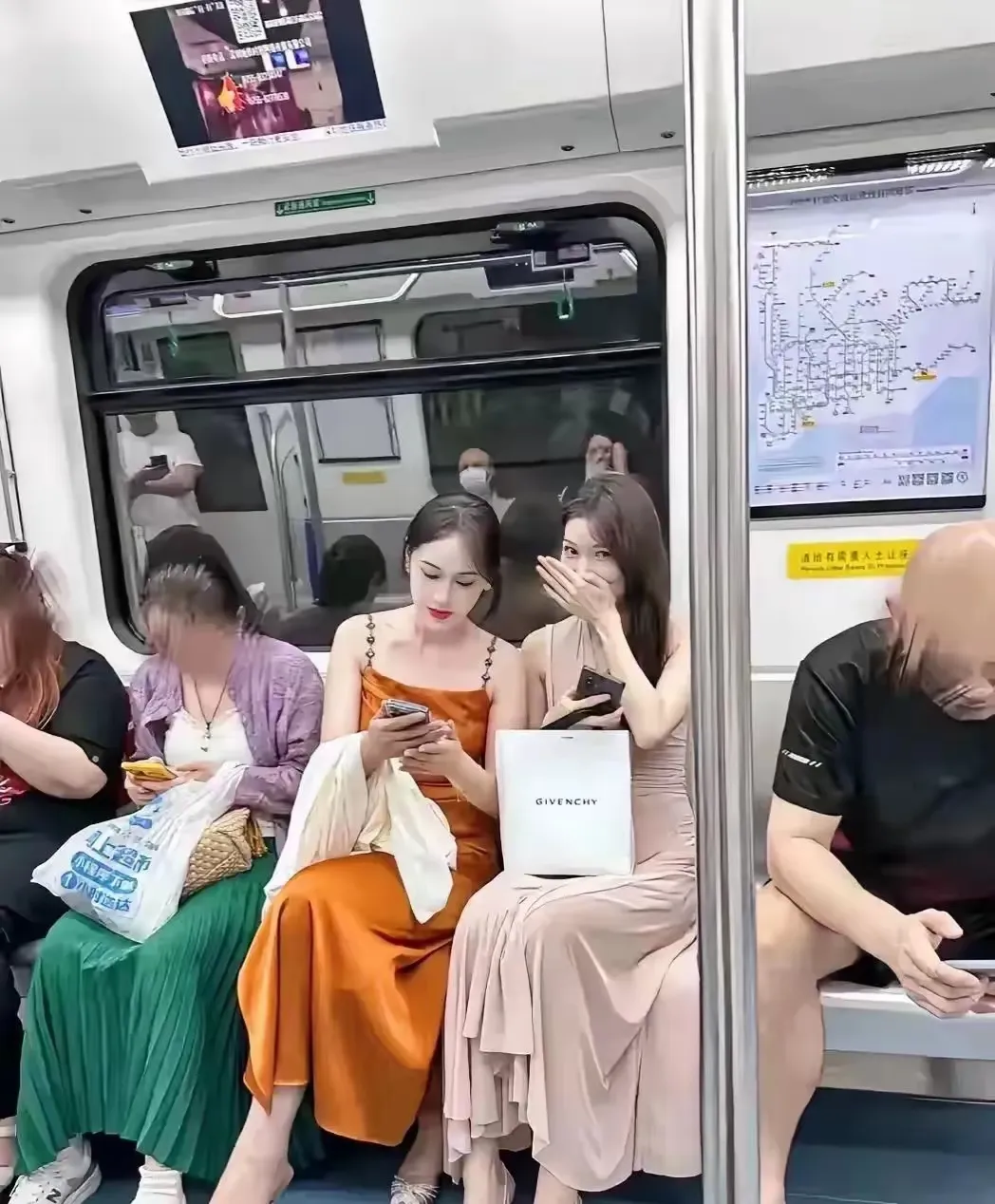 捂着嘴笑什么，有什么可笑的