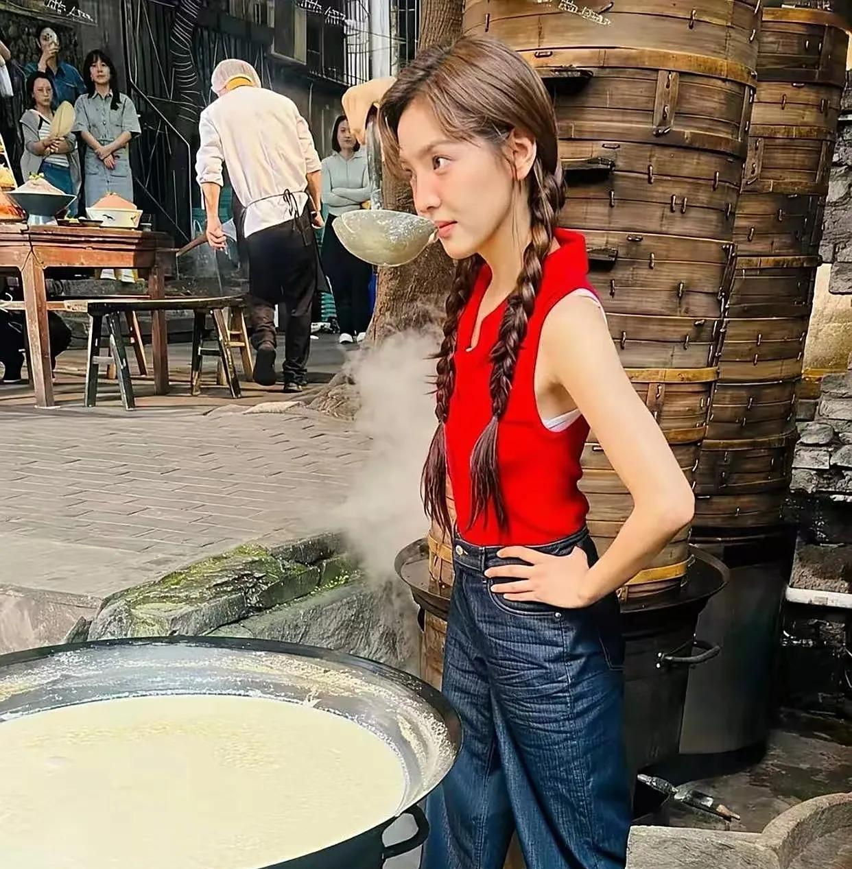 路人镜头下的章若楠真是没眼看，成筷子精了都