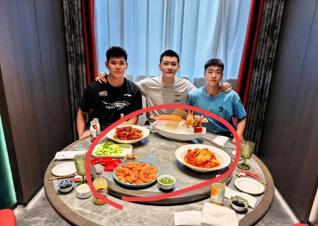 杨鸣这波操作真暖心，用饭局化解小将门心结，不愧是cba著名教练员，自掏腰包给张峻