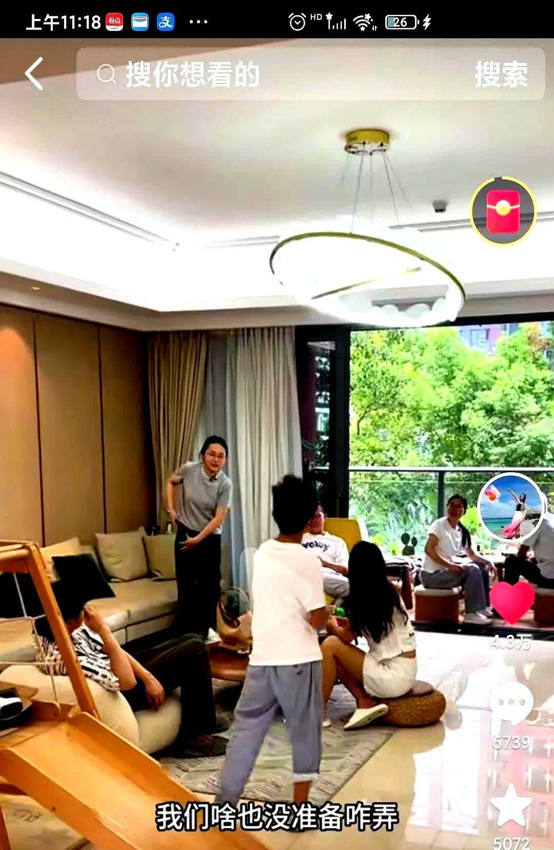 小凤出手是真大方啊。

上次咱小区门口水果店开业，老板儿子站门口发传单，一小