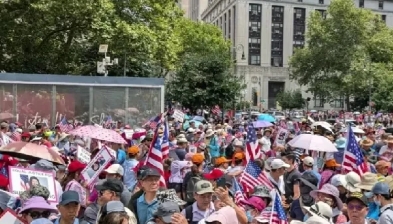 美国华人大规模聚集游行向美国政府抗议。美国纽约市长亚当斯计划在布鲁克林86街区建