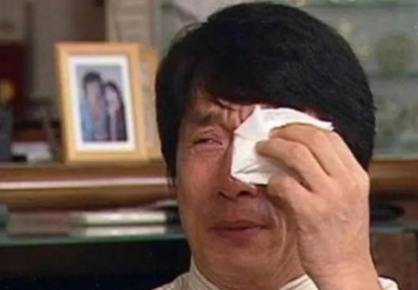1992年，刚拍完《城市猎人》的成龙带着王祖贤和兄弟们去澳门赌场潇洒，没想到成龙