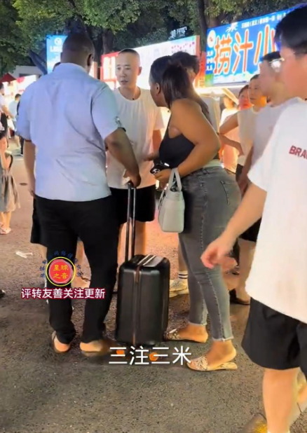 黑人夫妻吃完就跑，老板“硬刚”追账：警方已介入

📍 事发经过
8月16日晚，