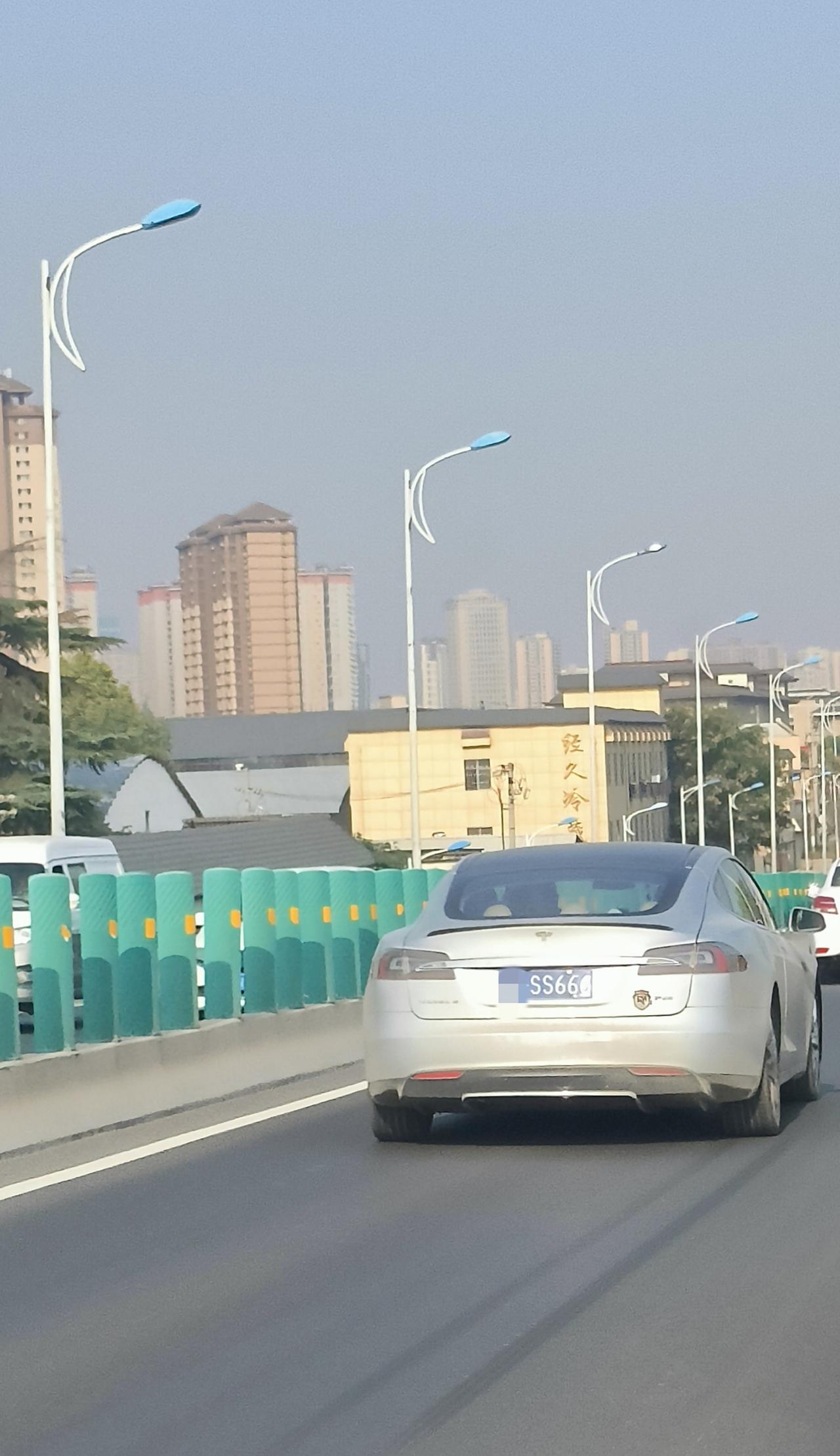 为啥特斯拉能上蓝牌？！