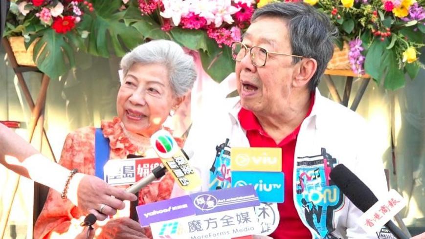 胡枫现场黑脸要求记者道歉，罗兰自曝摔跤细节：整个人趴地上了