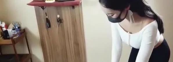 [胡瓜]新疆，男子去美容院按摩，由于女技师人手不足，他便在按摩床上休息等候，45