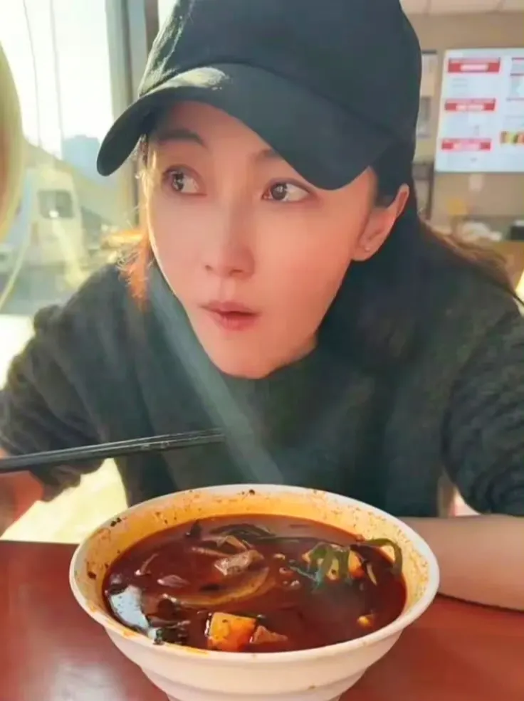 姚笛复出之路坎坷，麻辣烫中品人生