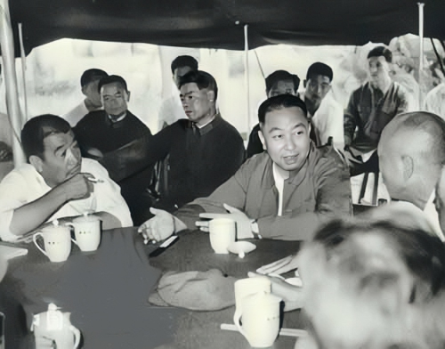 1976年，唐山大地震爆发，华国锋率领中央慰问团到一线，慰问唐山人民。华老衣着朴