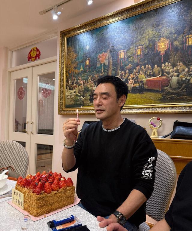 殿堂级巨星72岁生日宴星光熠熠，大叹「红酒之王」茅台当水饮！
钟镇涛（阿B）日前