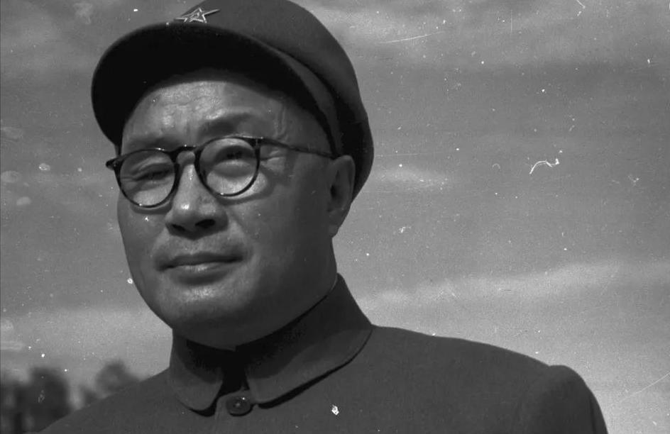 新中国成立后，毛主席想让刘伯承担任总参谋长，但是，刘伯承婉拒了，说：“总参谋长我