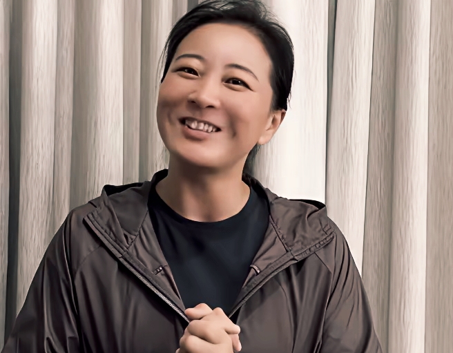 说实话，我觉得贾玲现在“又黑又瘦”的样子，反而更迷人了。

看到贾玲最新VCR里