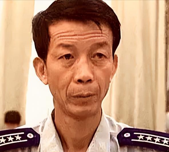 1996年，我国试飞员邹延龄出国试飞飞机，酒会上，一位外籍美女在他耳边轻声说了一