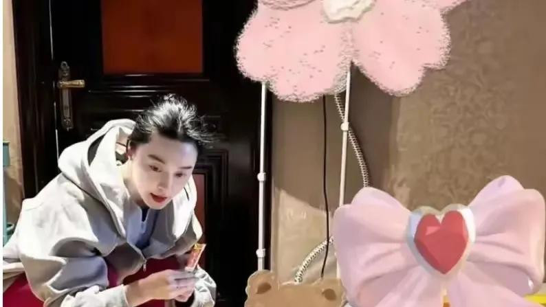 看，44岁范冰冰居家穿搭，简约卫衣配红秋裤超接地气！