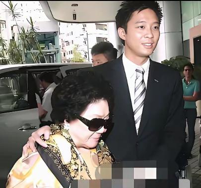 2013年，郭晶晶诞下长子霍中曦，90岁太奶奶吕燕妮在孙子霍启山搀扶下亲赴医院探