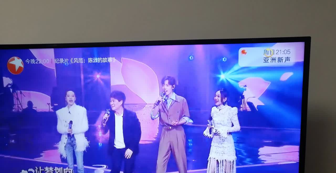 晚上回家打开电视，东方卫视正在放东方金曲大赏，李健正在唱传奇，接着靳东唱，这两人