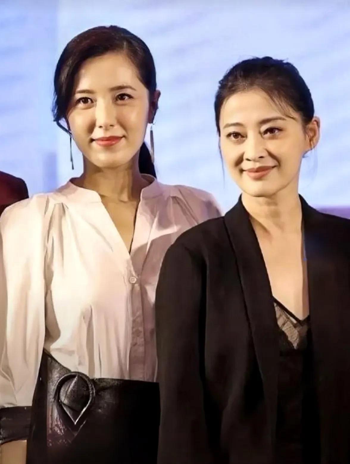 梅婷和珍妮是中央戏剧学院96级表演班的同学，这个班除了她们俩，还出了章子怡、秦海