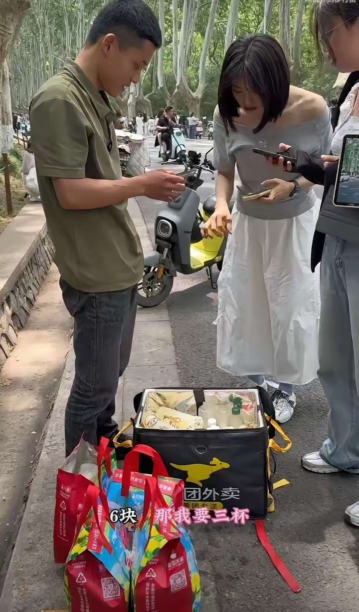 南京小伙没想到就是在景区倒卖了几杯蜜雪冰城的柠檬水，因为赚了254元巨款，居然被