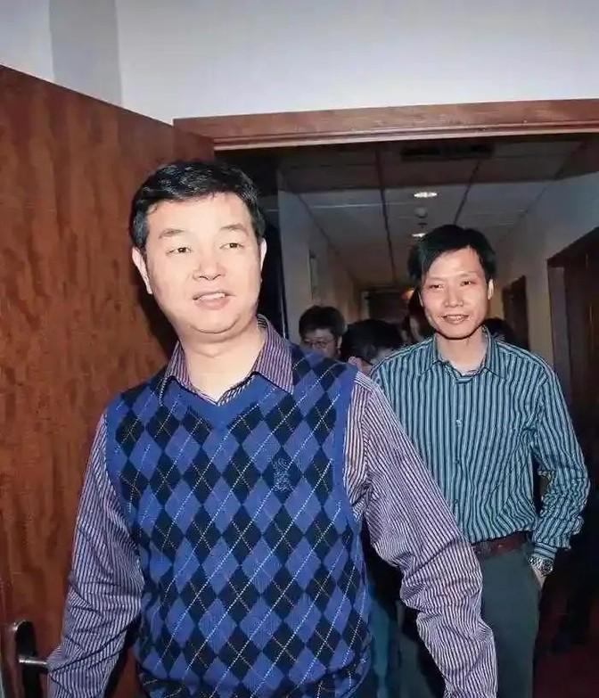 1988年5月，24岁的求伯君在深圳蔡屋围酒店501房间开启“数字闭关”。凭借一