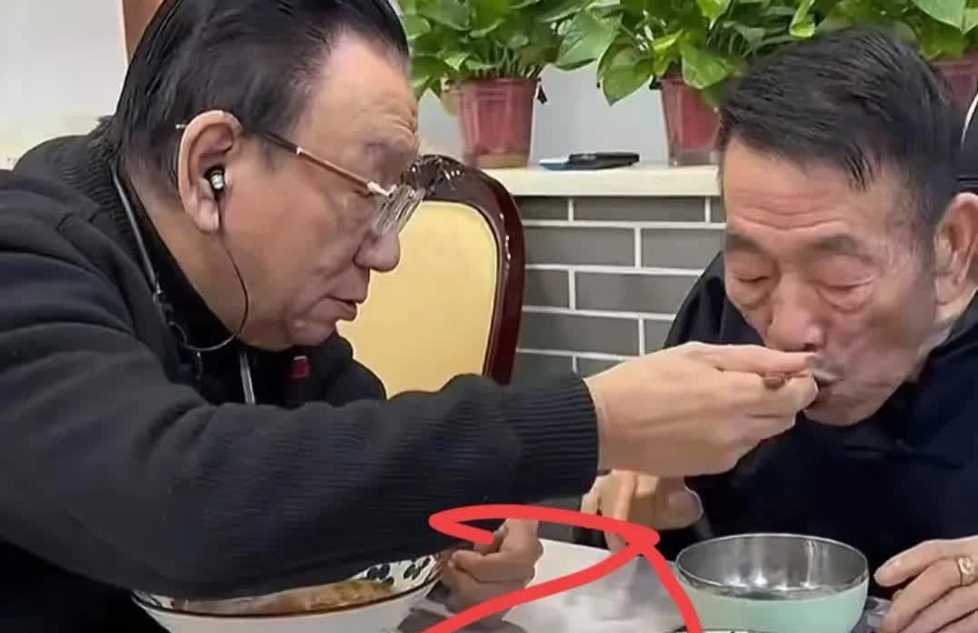侯耀华这事做的靠谱，
他曾经劝说“五弟”，
不要消费你爸爸杨少华了，这么大岁