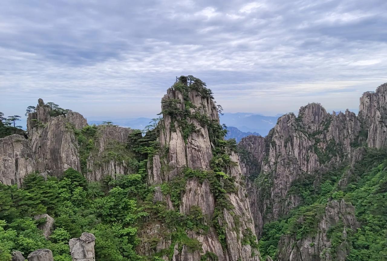 记住：“当听到别人的废话和恶意时，不要回应。”
有的人天生就是杠精，你说黑的，他