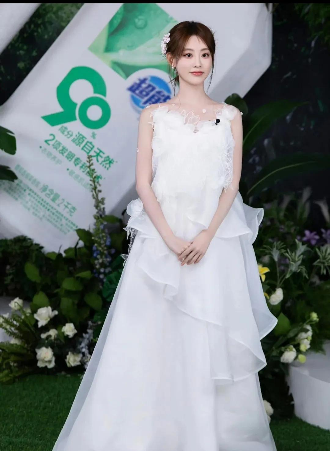 浪姐6是找不到人了吗
连祝绪丹都可以去！
要知道她明明就
才32岁呀，不是应该像