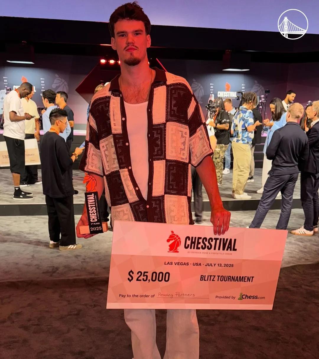NBA球星竟然是国际象棋高手，金州勇士的中锋波斯特喜获冠军。
国际象棋节”比赛在