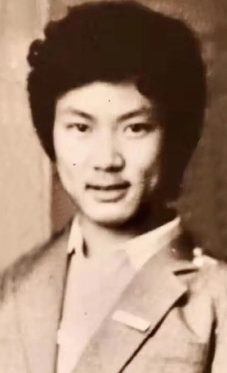 汪峰都已经有过4段感情3个孩子，而郭冬临58岁了，至今未婚未育，郭冬临的母亲一直
