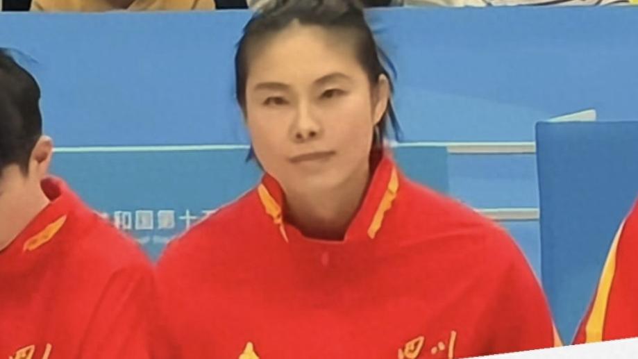 领奖台上的王思雨长舒一口气，教练员第一时间安慰，思雨别哭
