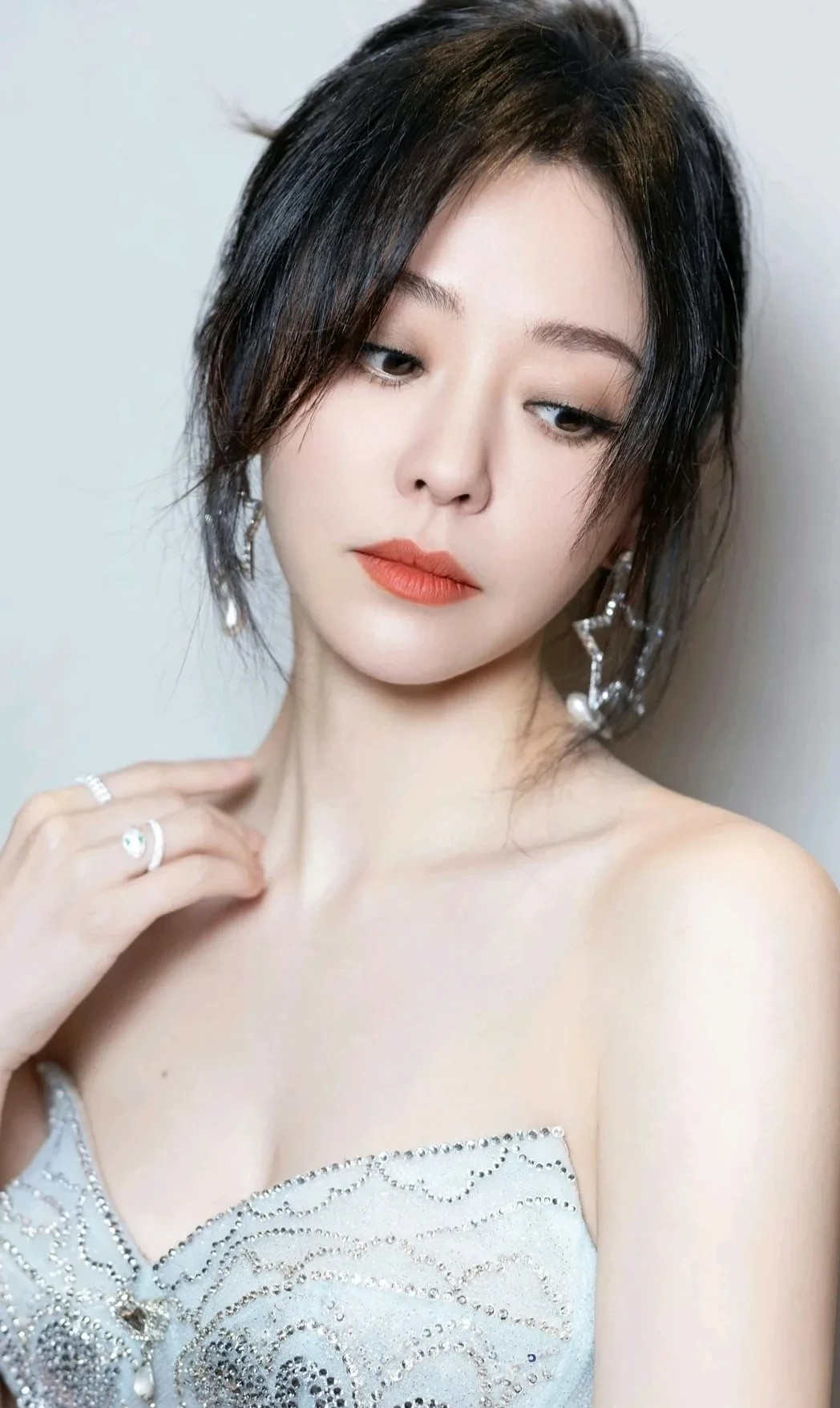 张靓颖和邓紫棋综合实力谁更胜一筹#张靓颖吧，因为她的实力已经走向了国际，并且她俩