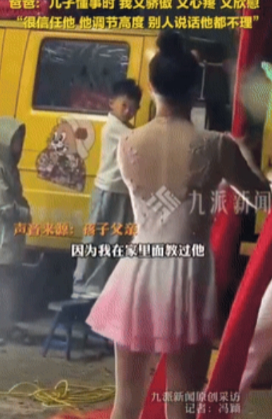 懂事的让人心疼！”安徽一男孩在雨中帮表演杂技的父母调节高度，手紧紧握住机器，即使