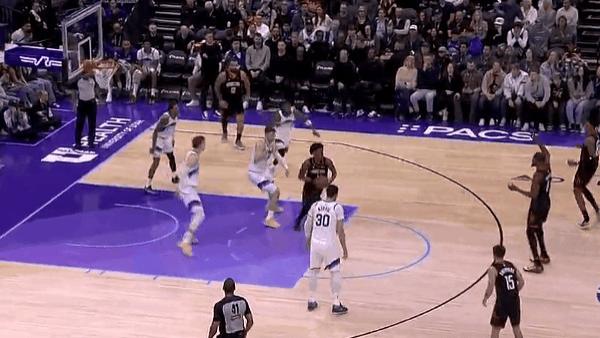 杜兰特弧顶接球三分命中，火箭领先到22分打停爵士