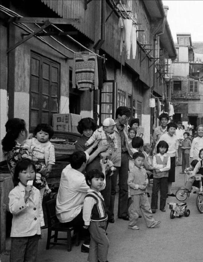 1985年的上海人 ​​​
1985年的上海是中国改革开放初期的重要时期，城市面