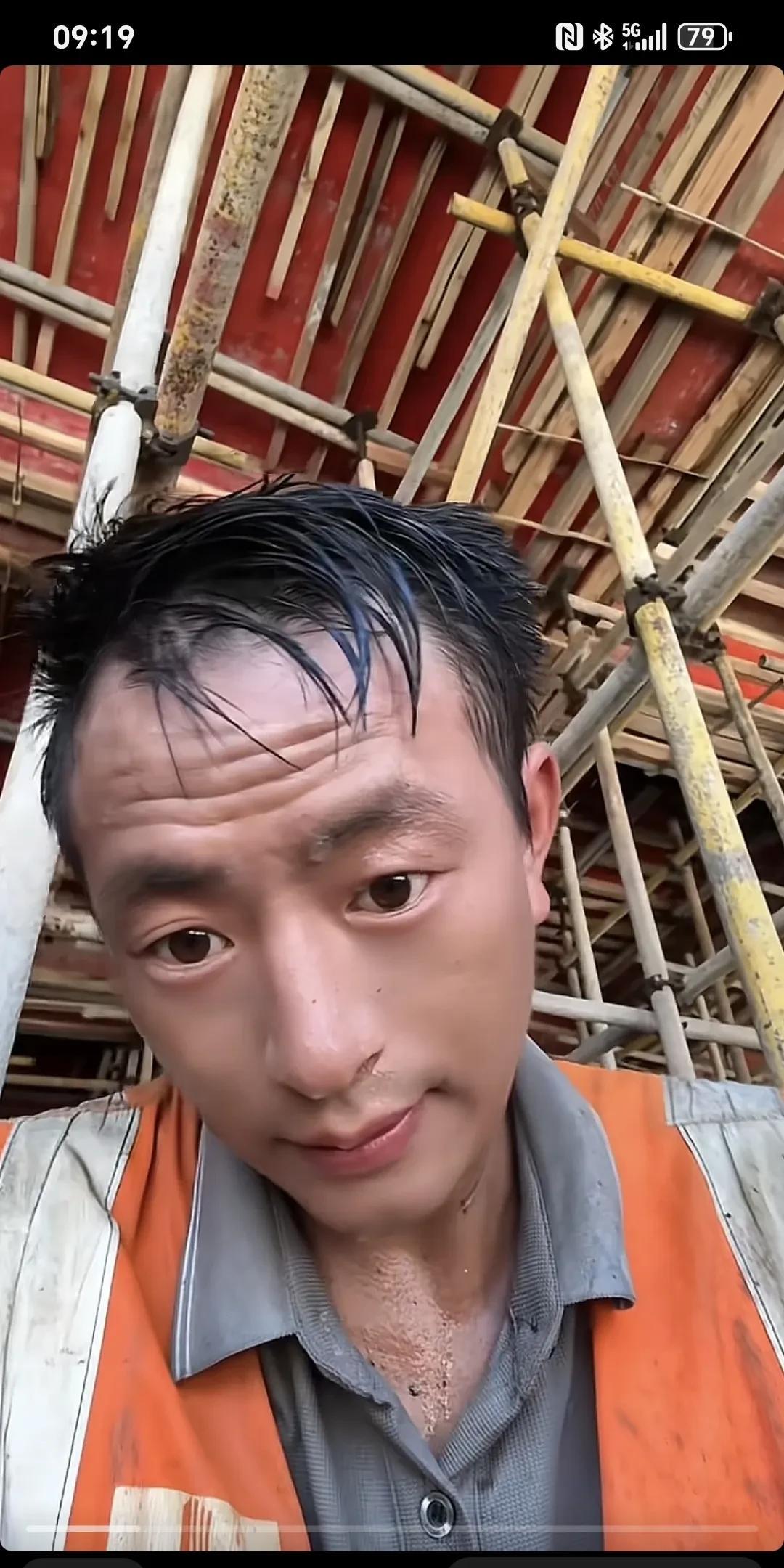农民工不容易～
当你像我一样的年龄，你就会明白生活的不易，不得不努力，为什么都得