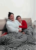 这儿子真实在！一男子和自己的媳妇吵架，两个人进行了冷战，丈夫睡在沙发上，妻子睡在
