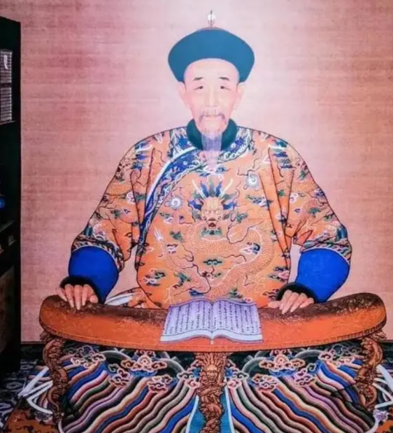 康熙皇帝喝完鹿血后觉得精神焕发，浑身燥热，便召来了李德全。谁知太监李德全竟然扑通