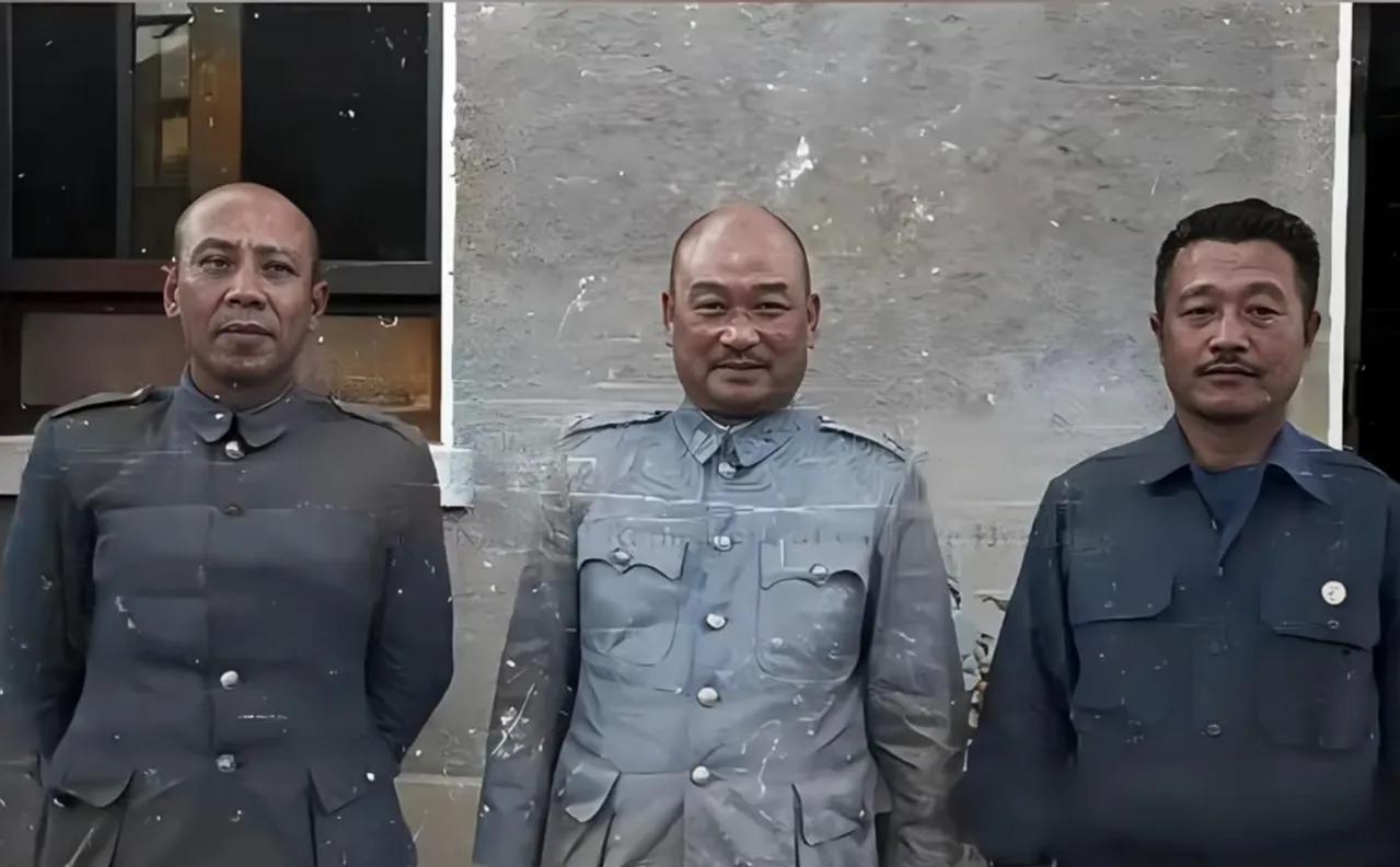1948年淮海战役期间刘峙、杜聿明、黄百韬的一张合影，你知道当时他们三人谁的军衔