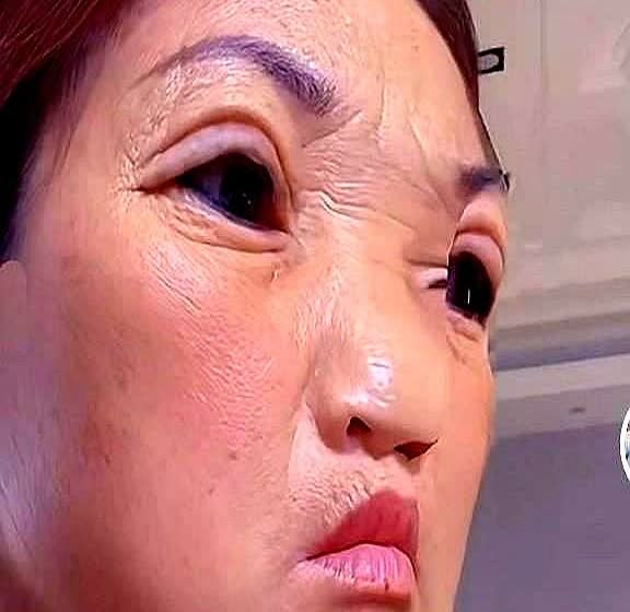 女子花了几十万整成这个样子，不知道她做何感想，会不会肠子都悔青了呢

现在有