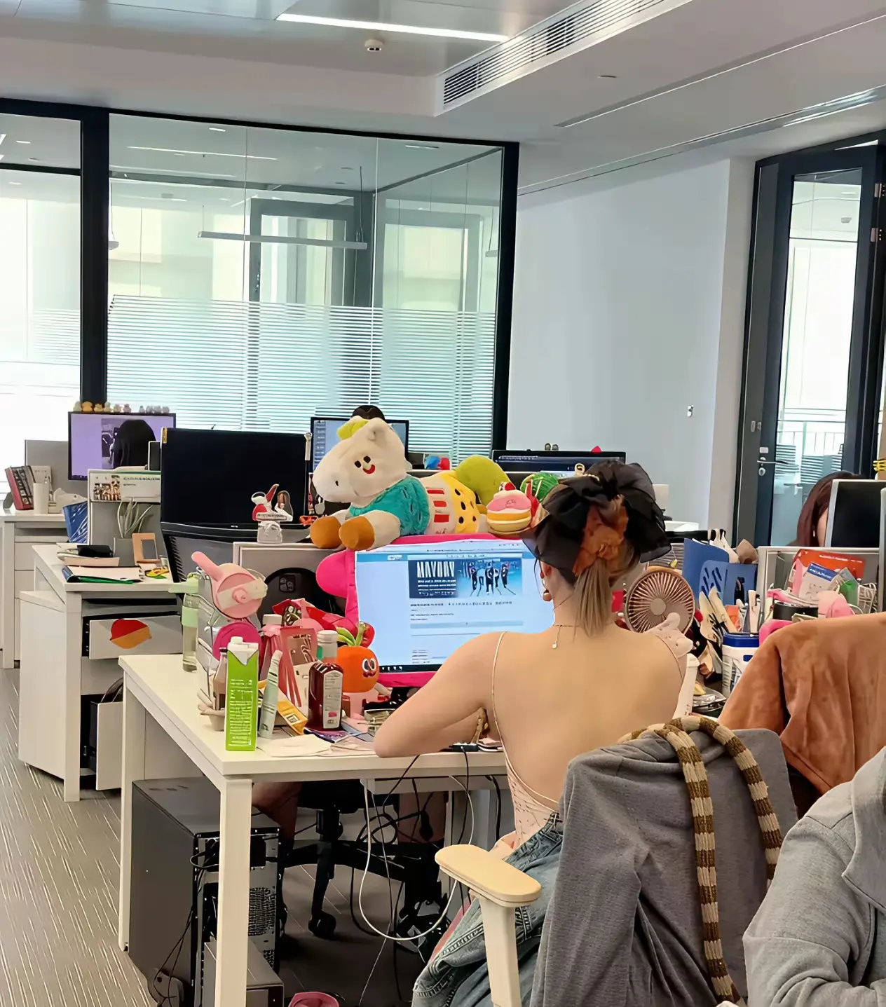 穿睡衣来上班的女同事，果然只要自己不尴尬，尴尬的都是别人
