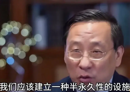 事关台湾，高志凯建议在台湾岛附近建一座“浮岛”。

高志凯说，可以在台湾岛东侧建