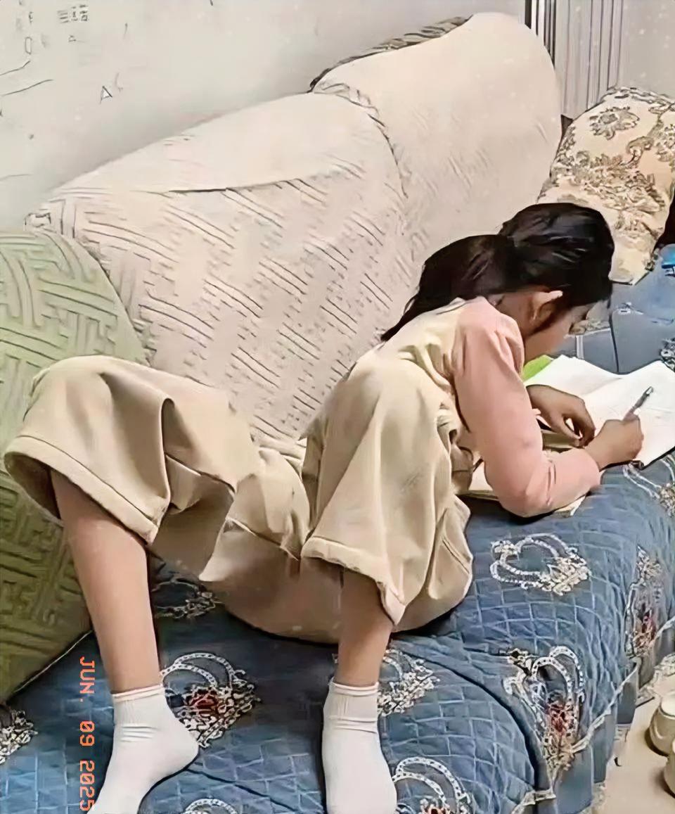 正在写作业的这位小姑娘，把她的身体扭成这样，她是怎么做到的。是天赋还是后天煅炼的