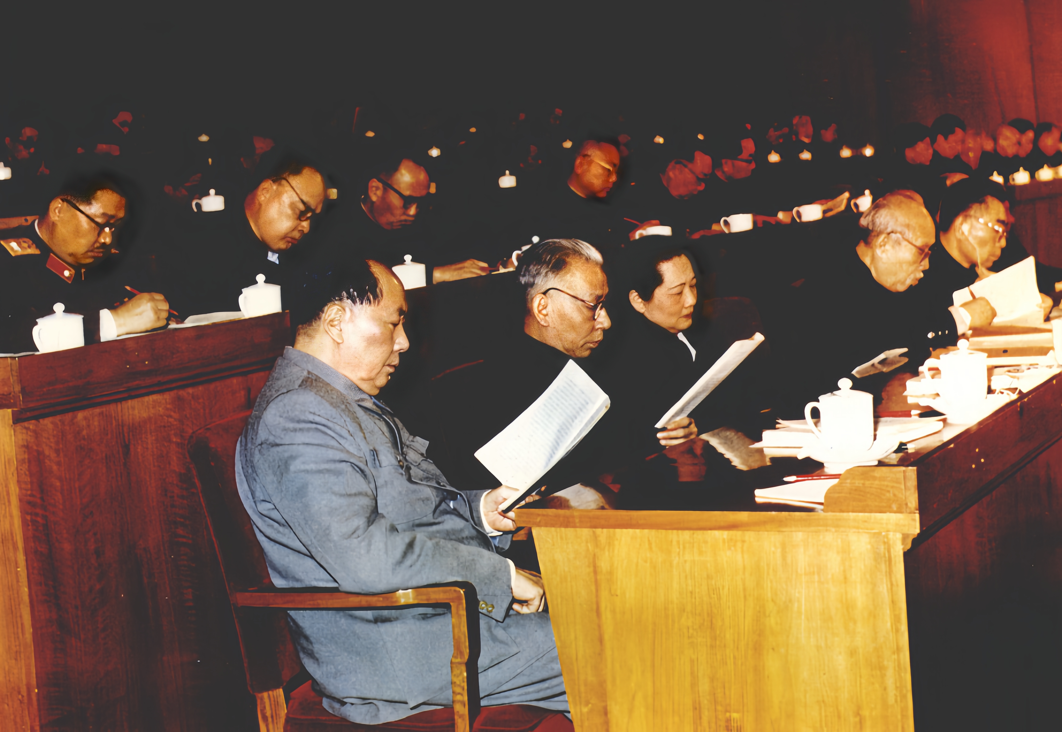 这是1960年4月，第二届全国人大开会的情形。先看第二排，那是贺龙元帅，陈毅元帅
