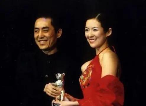 章子怡被20年老粉感动落泪
近日，章子怡在活动现场被一位追随20年的老粉深深打动