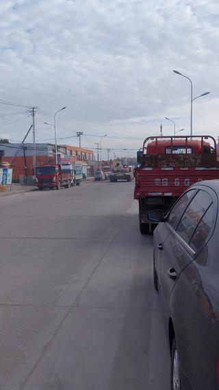 网友在内蒙古包头街头意外偶遇一辆坦克车在街头行驶？
这辆坦克车看起来应该是“九九