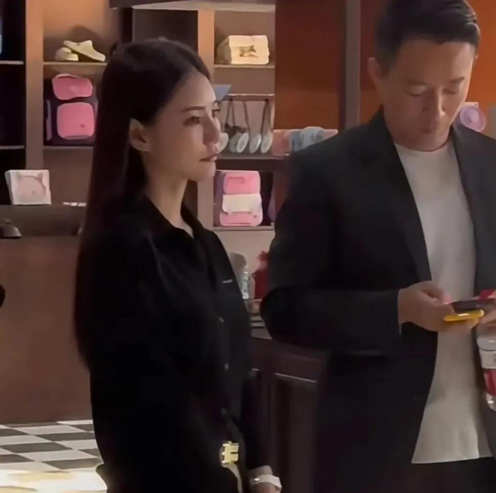 大S妈妈凌晨发文抱怨，汪小菲估计又要闹心了！
5月16日，大S妈妈凌晨发文，透露