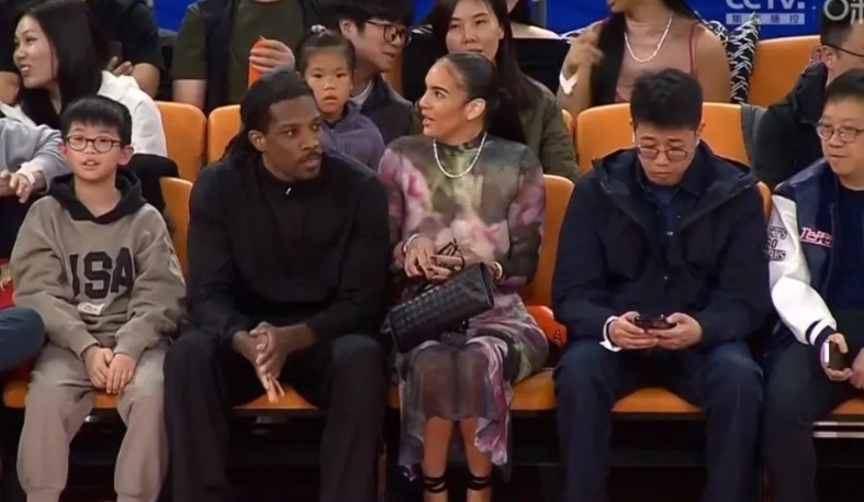 上海队外援布莱德索和漂亮老婆坐在场边观战上海与新疆的关键补赛。布莱德索老婆身材太