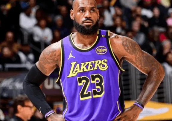 NBA历史得分王如今在总助攻榜上也高居第二。勒布朗堪称独一无二！