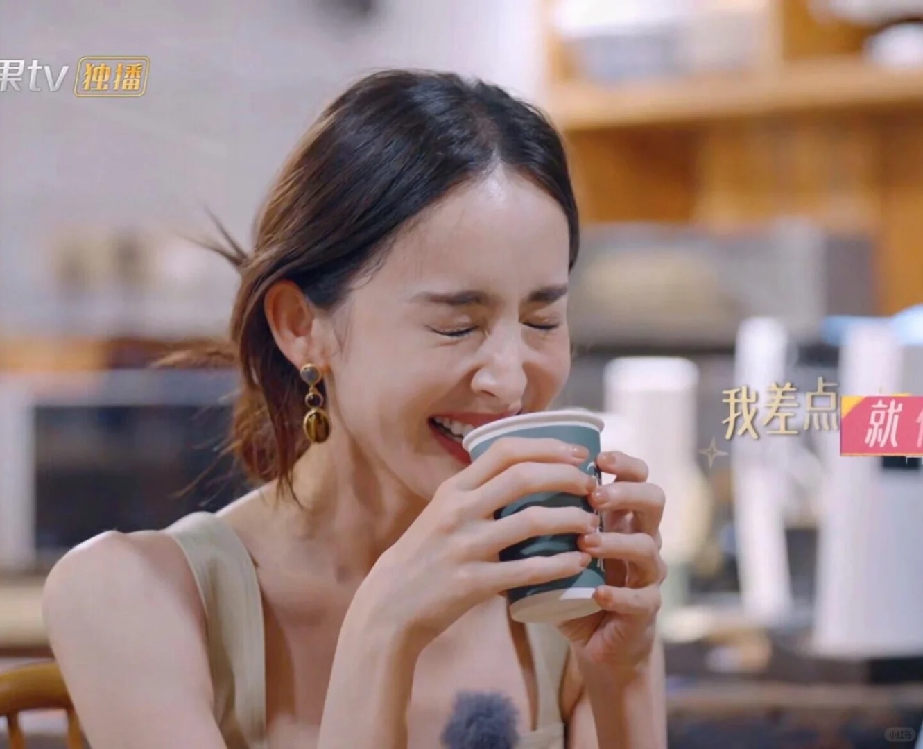 娜扎这得是多瘦啊 
不敢想在镜头都这样 
现实生活中得多瘦 
瘦到感觉只有骨头了